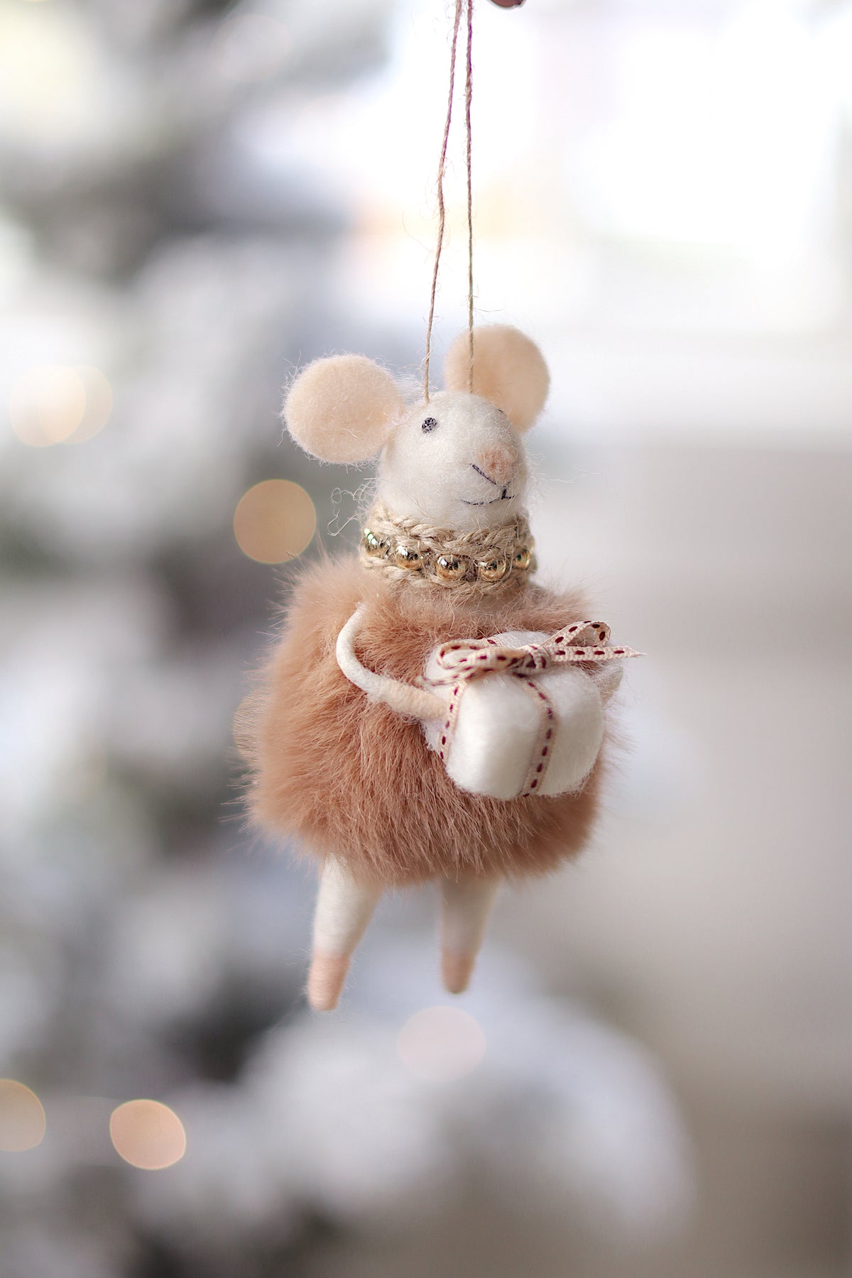 Mouse Gifting Gloria