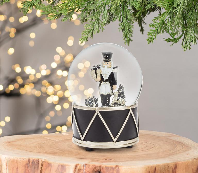 Snowglobe Nutcracker Med